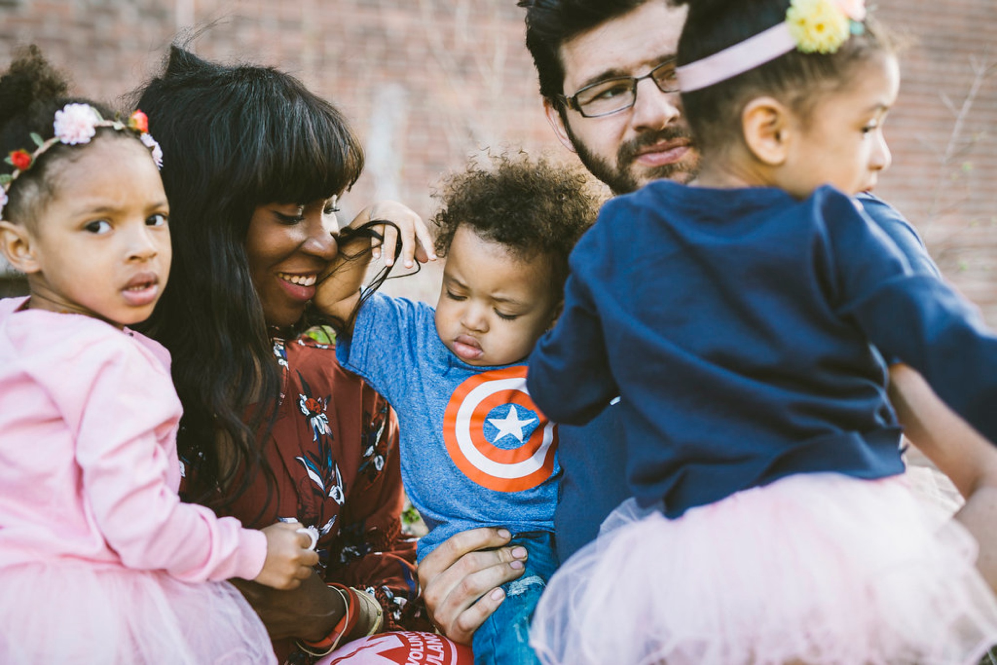 New York Urban Family Session, family of 5 posing, what to wear for family pictures