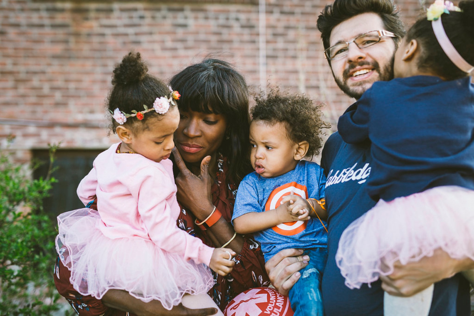 New York Urban Family Session, family of 5 posing, what to wear for family pictures