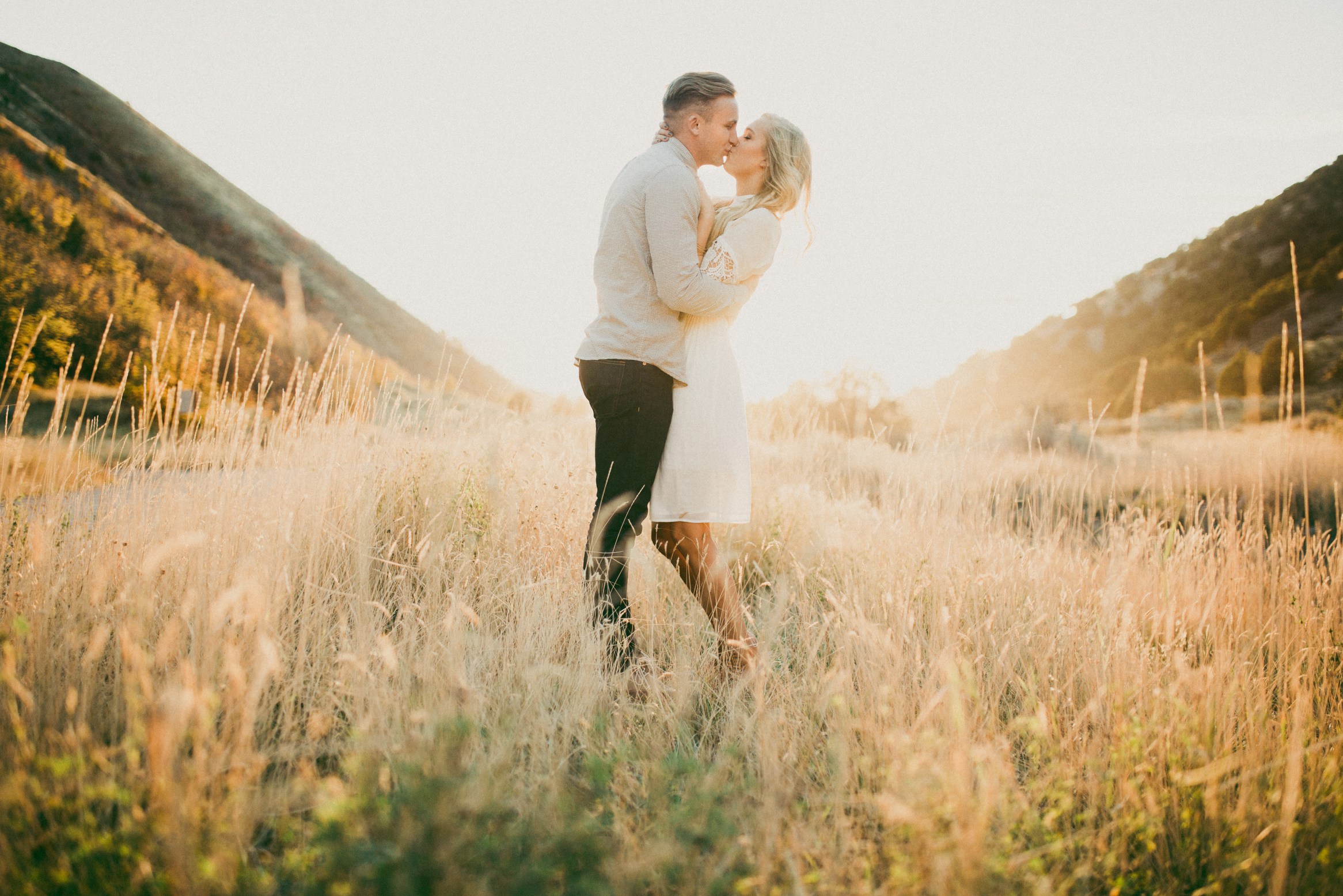 fall engagement pictures, what to wear for fall pictures, 21 Spectacular Fall Engagement Pictures