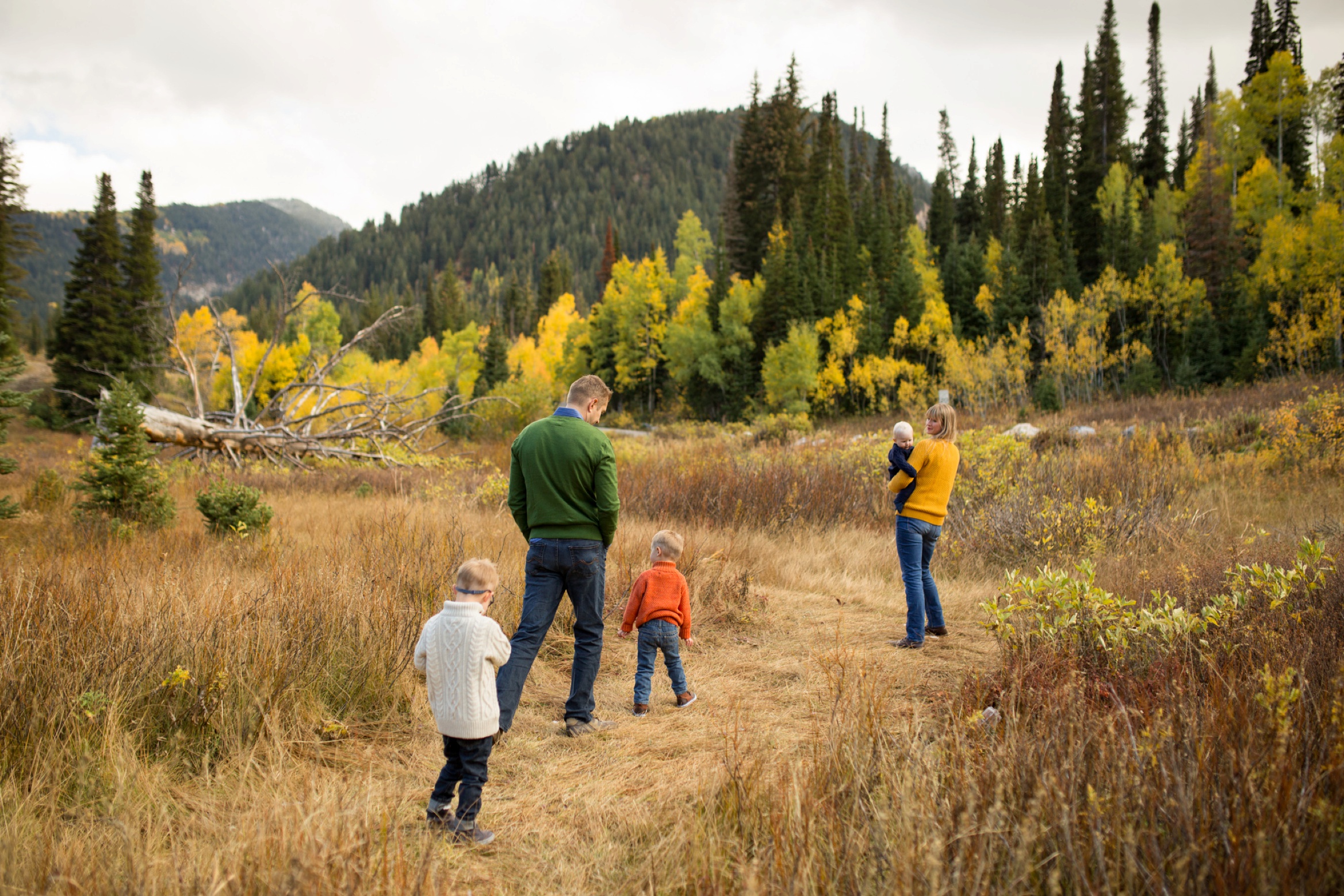 fall family picture ideas, what to wear for family pictures, family of 5 poses, Fall Mountain Family Session