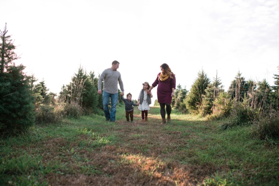 family christmas tree farm picture ideas, family pictures, Nebraska Tree Farm Family Session