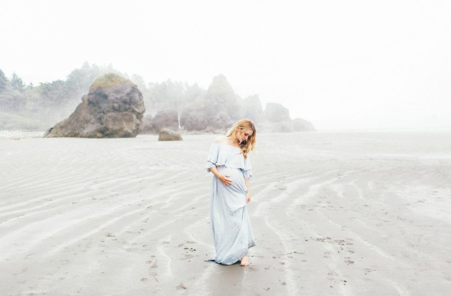 style for maternity pictures, Ruby Beach Intimate Maternity Pictures in Washington
