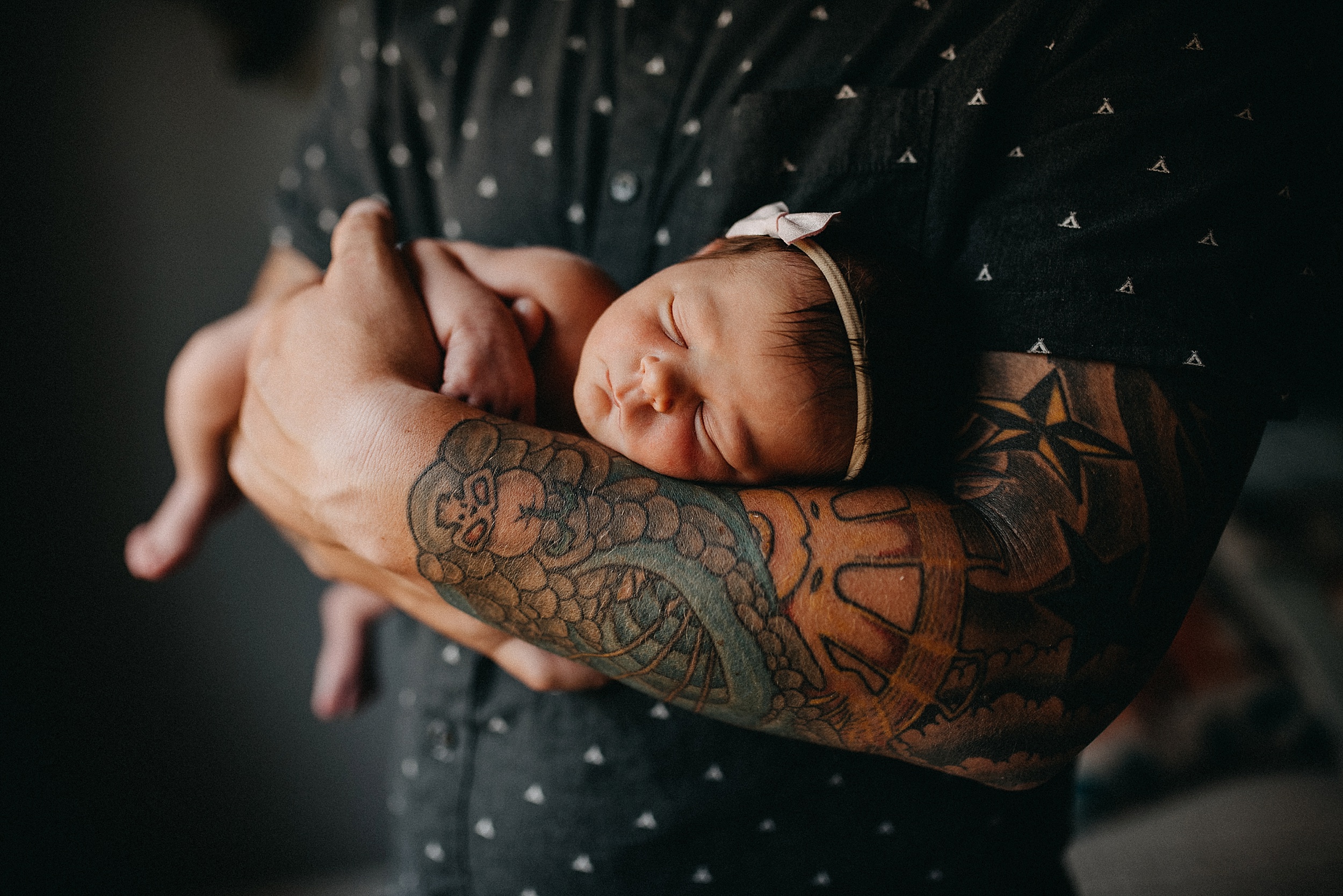 lifestyle newborn pictures, family photographer, baby poses in dads arms