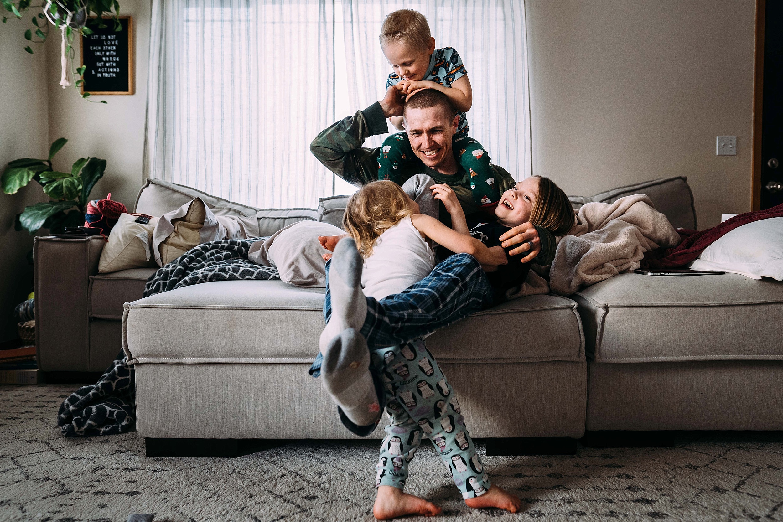 family lifestyle and documentary photographer, inhome pictures for families