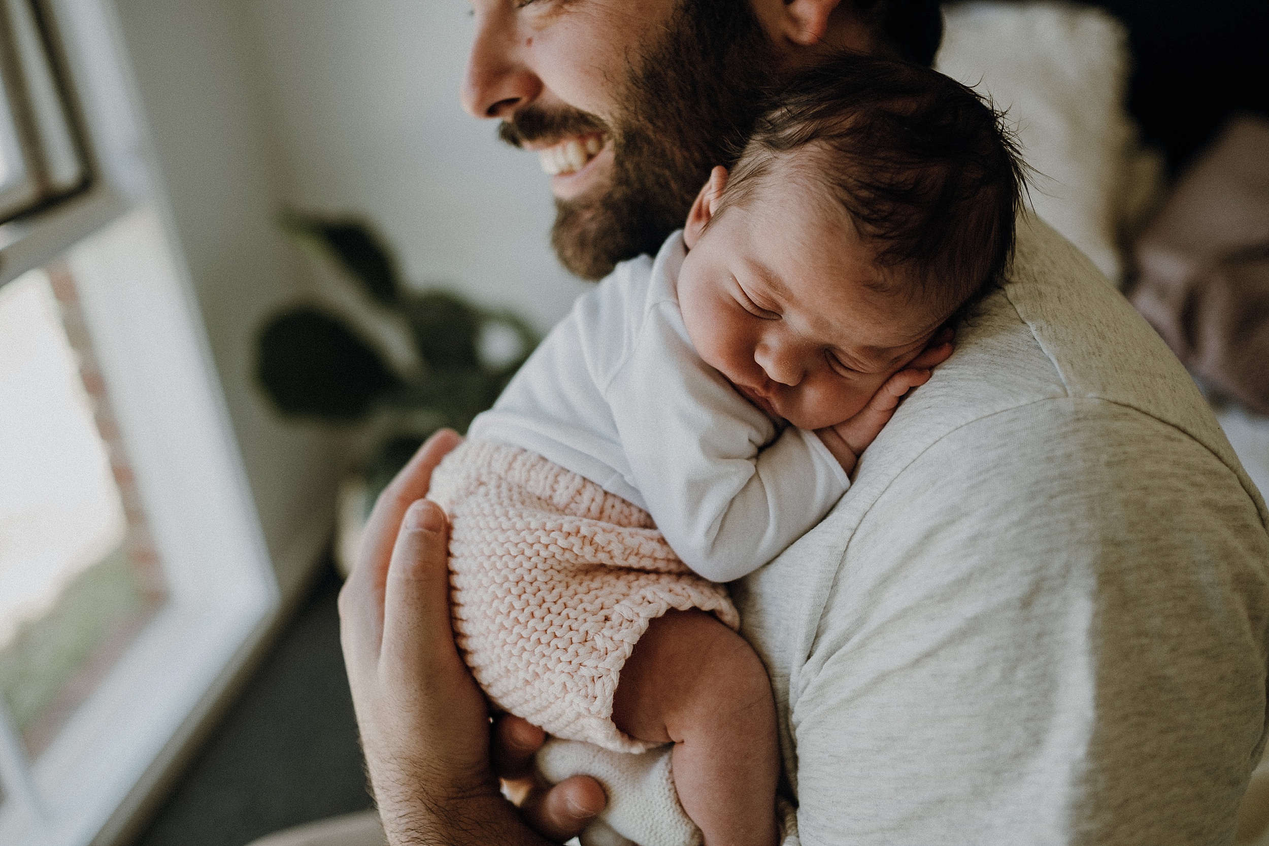 newborn pictures with dad, fatherhood poses, inhome lifestyle baby pictures