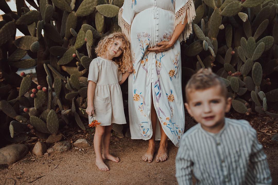 maternity family poses, mom with children pictures, dessert maternity pictures