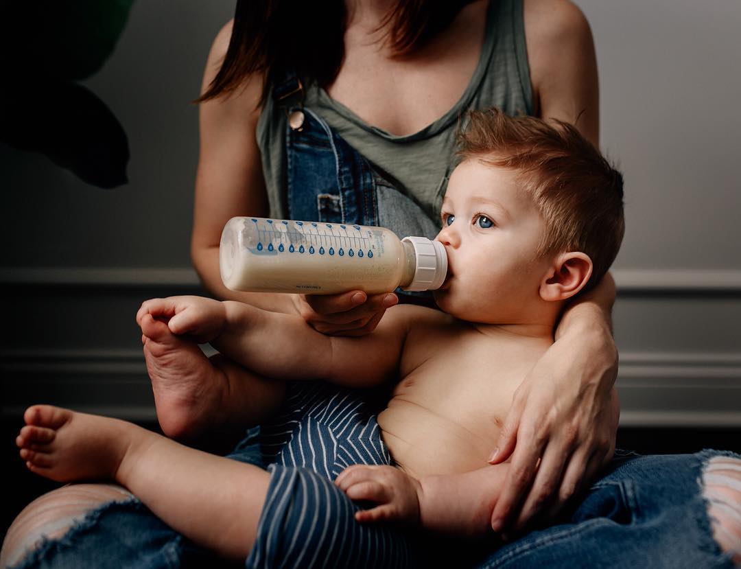 motherhood, mother and son pictures, lifestyle family pictures, mom feeding son bottle