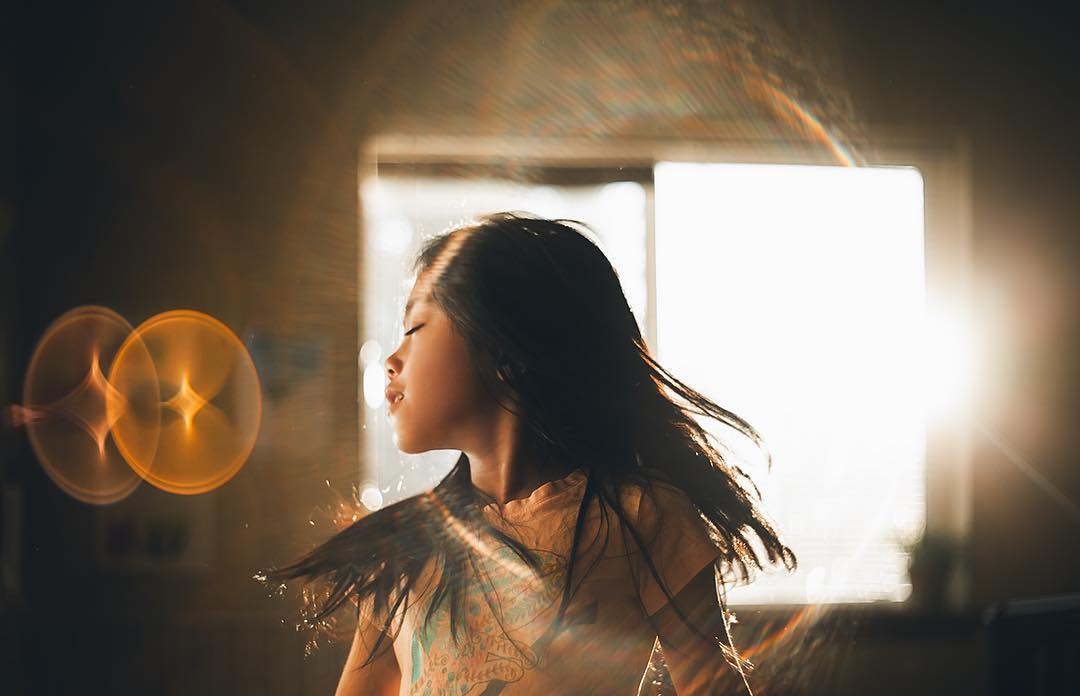 inhome pictures, natural light portraits, creative portraits, lifestyle kid pictures