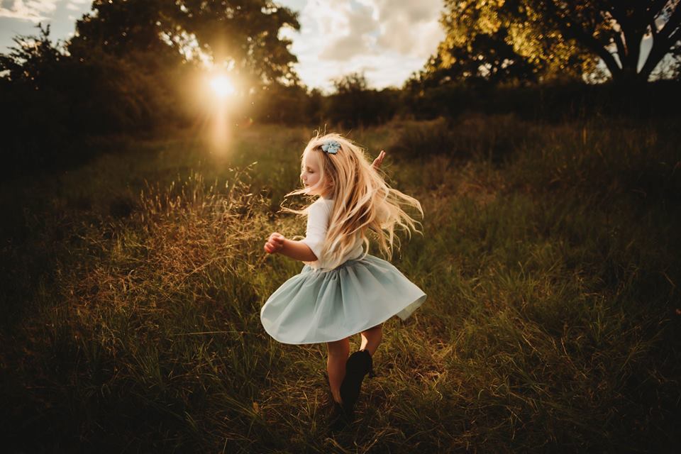 young girl dancing in pretty light, open field pictures, lifestyle kid pictures, what to wear for children pictures