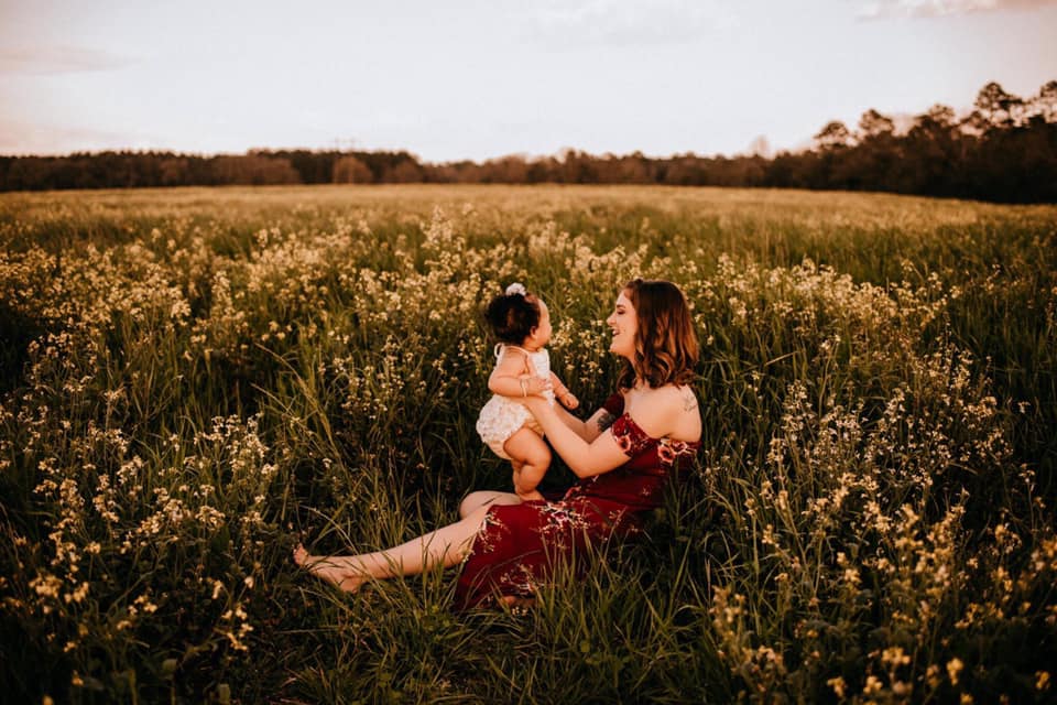 spring pictures of families, what to wear for family pictures, mom and baby poses, mom and baby sitting in field of flowers, spring flowers